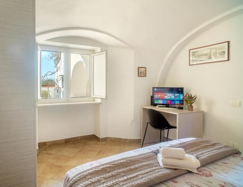 Bed, TV and multimedia, Photo of the whole room, Bedroom