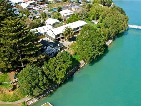 Bow Street Apartments & Cottage Motel in Raglan