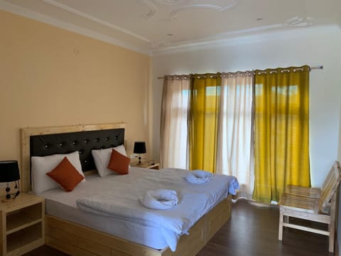 Bed, Photo of the whole room, Seating area, Bedroom