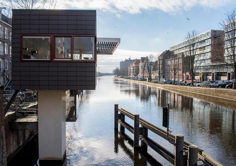 Property building, Facade/entrance, Day, Neighbourhood, Winter, On site, City view, River view
