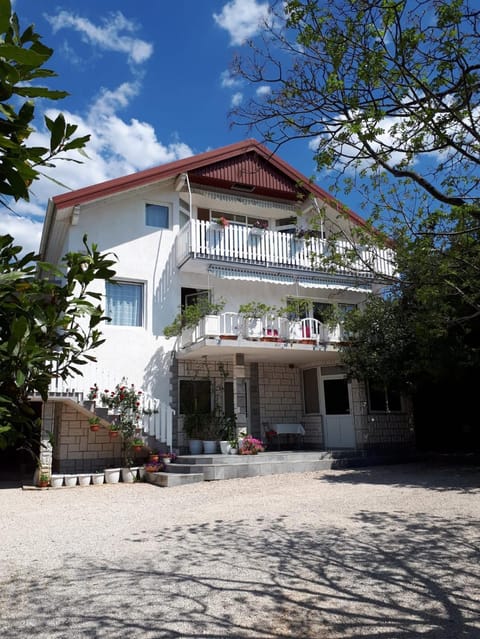 Property building, Day, Balcony/Terrace, Garden view