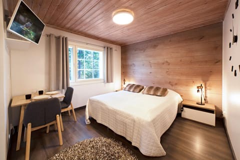Bed, TV and multimedia, View (from property/room), Photo of the whole room, Dining area