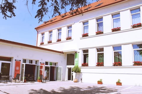 Property building, Patio, Restaurant/places to eat, Facade/entrance