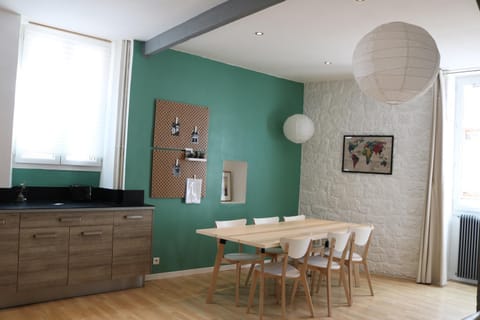 Kitchen or kitchenette, Dining area