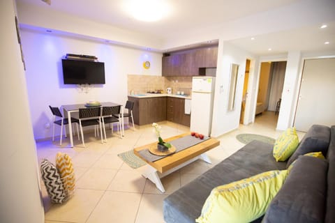 Bed, Kitchen or kitchenette, Living room, Dining area