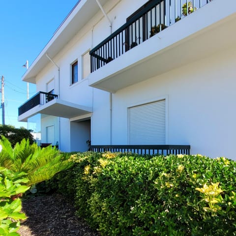 Property building, Facade/entrance, Garden, Balcony/Terrace