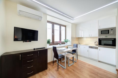 TV and multimedia, Kitchen or kitchenette, Living room, Seating area, Dining area