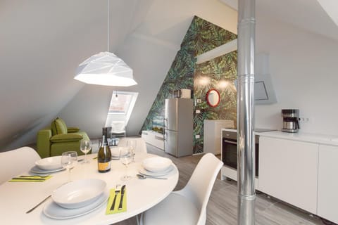 Kitchen or kitchenette, Dining area