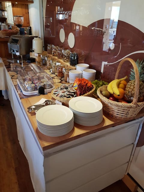 Restaurant/places to eat, Buffet breakfast