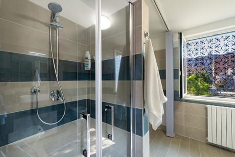 Shower, Bathroom, towels