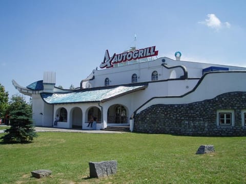 Restaurant/places to eat, Facade/entrance