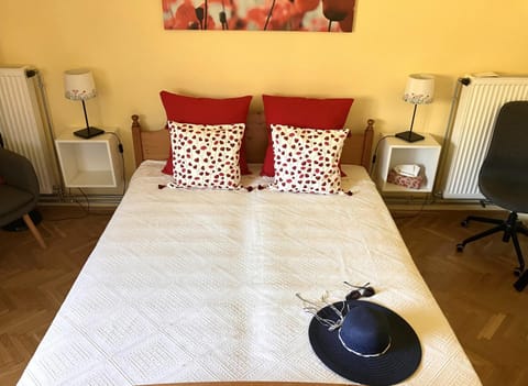 Bed, Living room, Bedroom