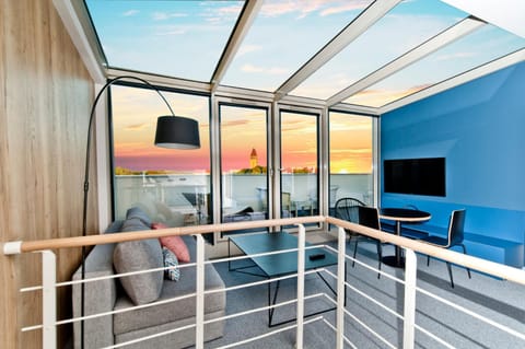 Natural landscape, TV and multimedia, View (from property/room), Balcony/Terrace, Living room, Seating area, Dining area, Evening entertainment, Sea view