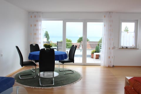 Balcony/Terrace, Dining area, Lake view, Mountain view