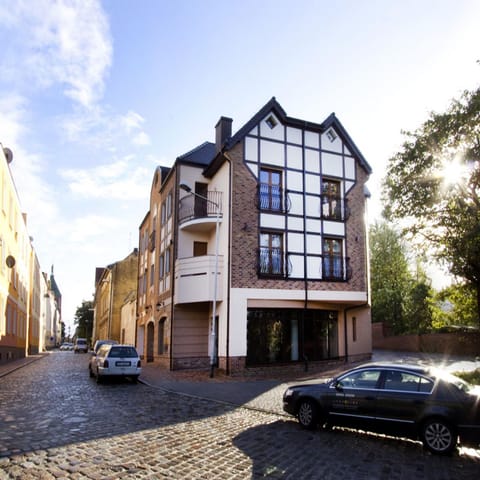 Property building, Day, Neighbourhood, Street view, Parking
