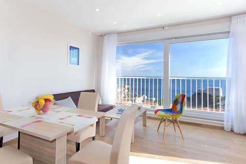 Living room, Dining area, City view, Landmark view, Sea view