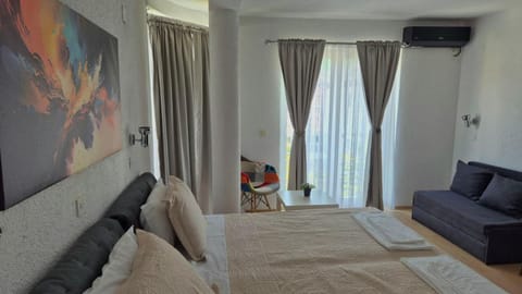 Communal lounge/ TV room, Bed, Bedroom