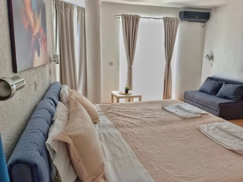 Bed, TV and multimedia, Living room, towels, air conditioner