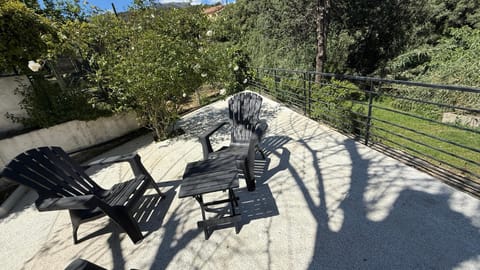 A CASA CORBAIA Appartement 40 m2, jardin privé, parking, proche centre ville et mer Apartment 40 m2, private garden parking near town center and sea port and airport Apartment in Bastia
