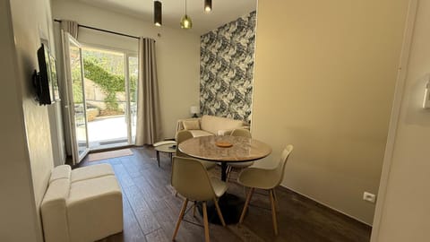 A CASA CORBAIA Appartement 40 m2, jardin privé, parking, proche centre ville et mer Apartment 40 m2, private garden parking near town center and sea port and airport Apartment in Bastia