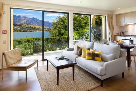 View (from property/room), Living room, Dining area, Lake view, Landmark view, Mountain view