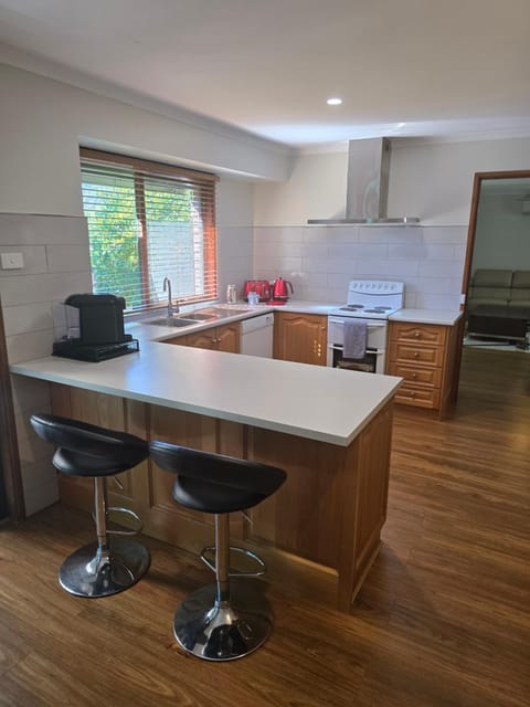 Kitchen or kitchenette, dishwasher, minibar