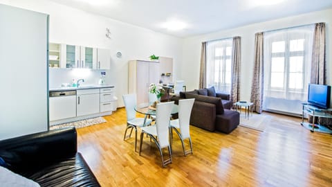 Kitchen or kitchenette, Living room, Seating area, Dining area