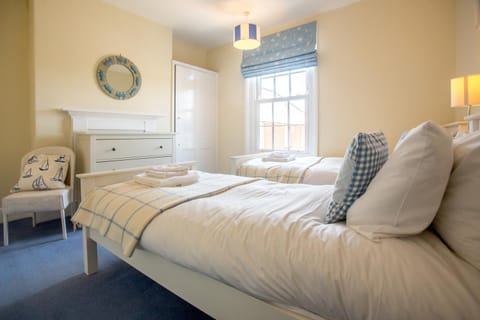 14 Market Cross Place - Beachfront location with lovely sea views - Aldeburgh Coastal Cottages House in Aldeburgh