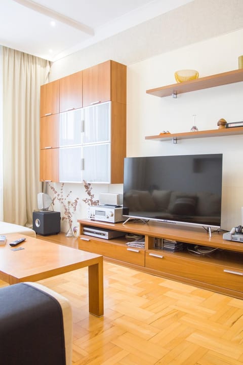 Communal lounge/ TV room, TV and multimedia, Living room, Seating area, Evening entertainment