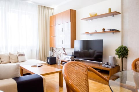 Communal lounge/ TV room, TV and multimedia, Living room, Seating area, Evening entertainment