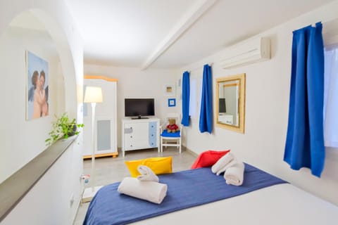 Bed, TV and multimedia, Bedroom, towels, air conditioner