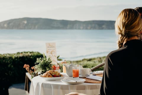 Patio, Restaurant/places to eat, Day, People, Balcony/Terrace, Food and drinks, Food, Guests, Sea view