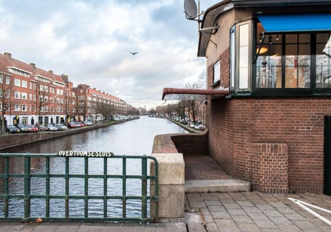Facade/entrance, Neighbourhood, Natural landscape, Winter, City view, River view, Street view, Location
