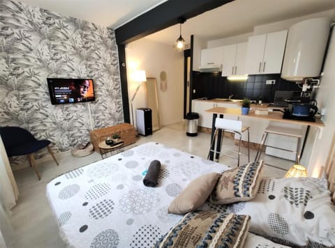 Photo of the whole room, Seating area