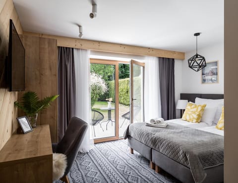 Photo of the whole room, Garden view