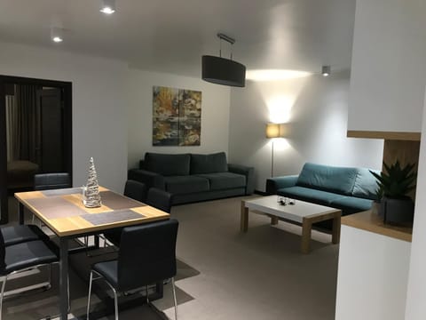 TV and multimedia, Coffee/tea facilities, Balcony/Terrace, Kitchen or kitchenette, Seating area, Dining area, Mountain view, Street view