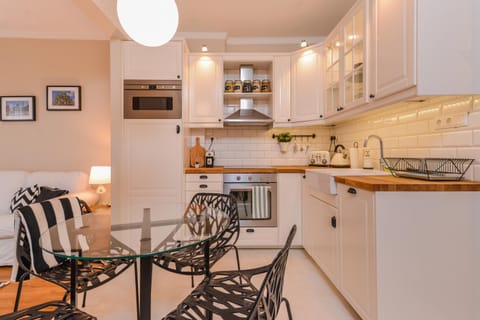 Kitchen or kitchenette, Living room, Seating area, Dining area, stove