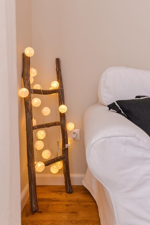 Bed, Photo of the whole room, Decorative detail, Bedroom, towels