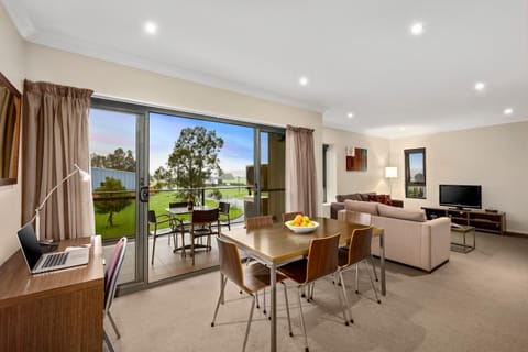TV and multimedia, Coffee/tea facilities, Balcony/Terrace, Living room, Seating area, Dining area