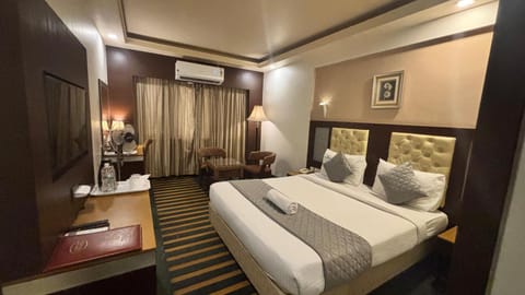Bed, Photo of the whole room, Seating area, Bedroom, air conditioner