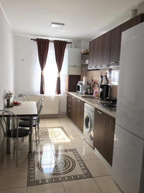 Coffee/tea facilities, Kitchen or kitchenette, Dining area, minibar, stove, toaster, washing machine