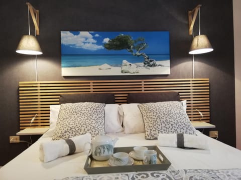 Bed, Photo of the whole room, Decorative detail, Bedroom