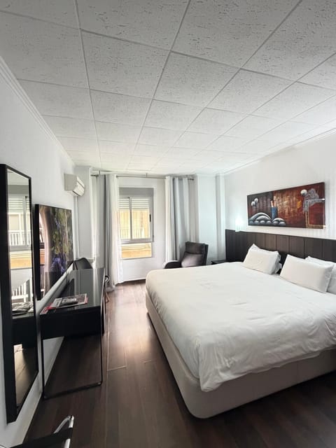 Shower, Toilet, Bed, TV and multimedia, Bath, furniture, internet, minibar, safe, towels, air conditioner