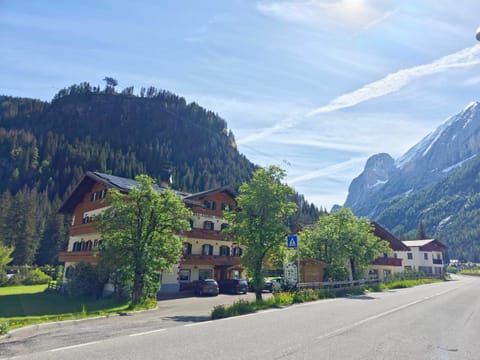 Day, Neighbourhood, Natural landscape, Mountain view
