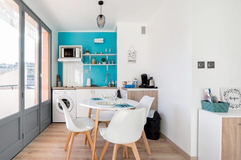 Coffee/tea facilities, Kitchen or kitchenette, Dining area