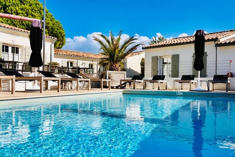 Day, Pool view, Swimming pool, sunbed
