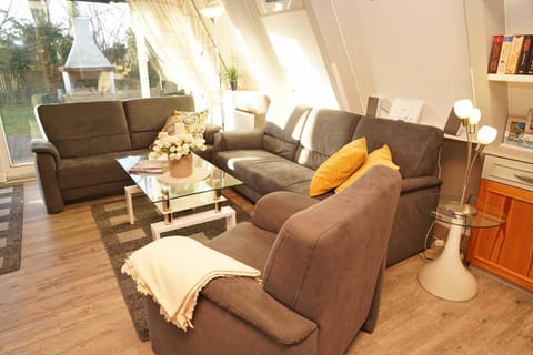 Zeltdachhaus mit viel Platz _ Park House in Damp