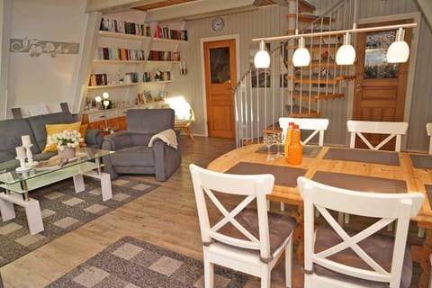 Zeltdachhaus mit viel Platz _ Park House in Damp