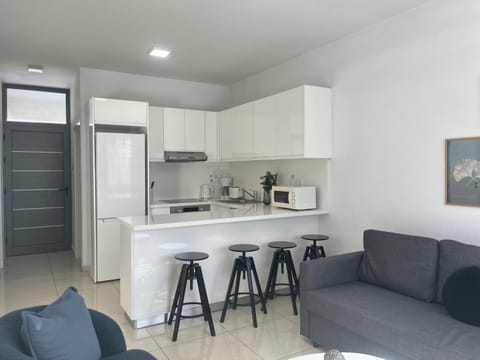Coffee/tea facilities, Kitchen or kitchenette, Living room, Seating area, Dining area, oven, stove, toaster