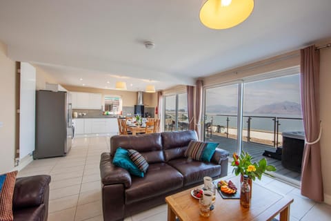 View (from property/room), Balcony/Terrace, Kitchen or kitchenette, Living room, Seating area, Dining area